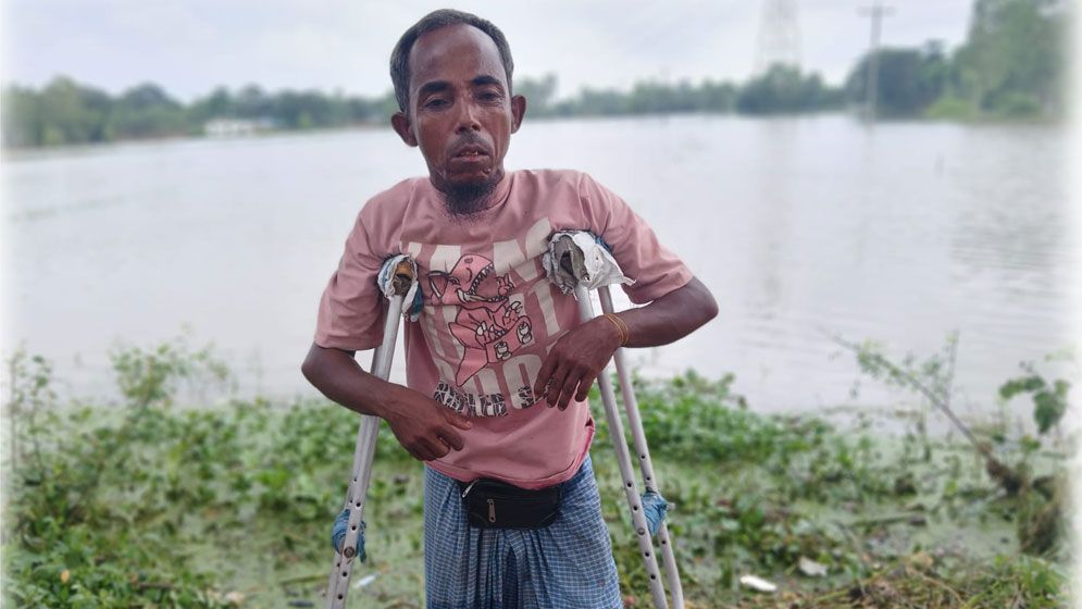 বন্যার পানিতে বসতবাড়ি ভেঙে যাওয়ায় ত্রাণের আশায় ঘুরছেন রাস্তায়