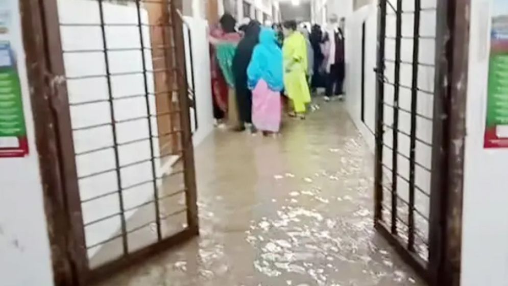 টানা ভারি বর্ষণে ফরিদপুর মেডিকেলের মেঝেতে পানি, বিড়ম্বনায় রোগীরা