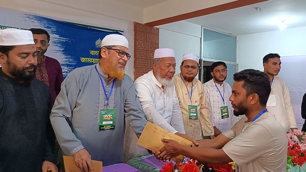 বন্যা-পাহাড় ধসে মৃতদের পরিবারের পাশে জামায়াত আমির