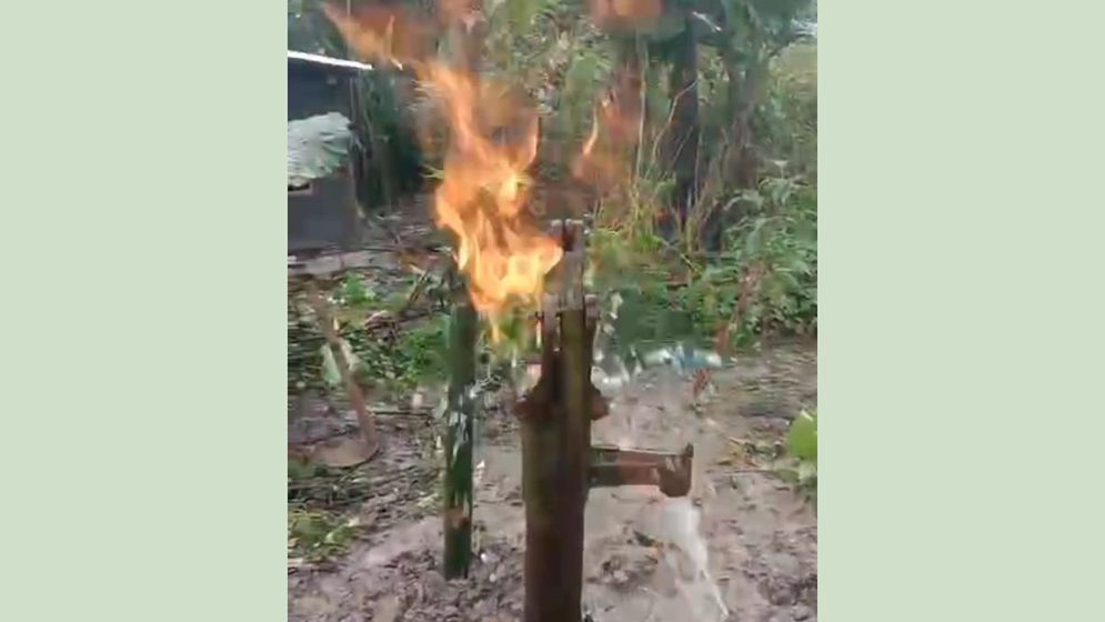 টিউবওয়েলে চাপ ছাড়াই উঠছে পানি, বের হচ্ছে গ্যাস