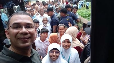 বাবুগঞ্জে শিক্ষার্থীদের সঙ্গে প্রধানমন্ত্রীর কুশল বিনিময়