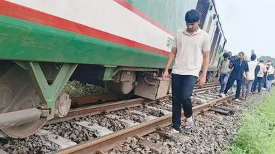 ঈশ্বরদীতে একতা এক্সপ্রেস ট্রেন লাইনচ্যুত