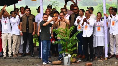 প্রধানমন্ত্রীকে নিমগাছের চারা উপহার দিলেন তথ্যমন্ত্রী