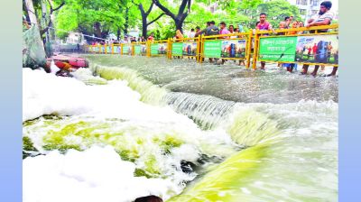 ভারি বৃষ্টিতে ডুবল ঢাকা দিনভর চরম দুর্ভোগ