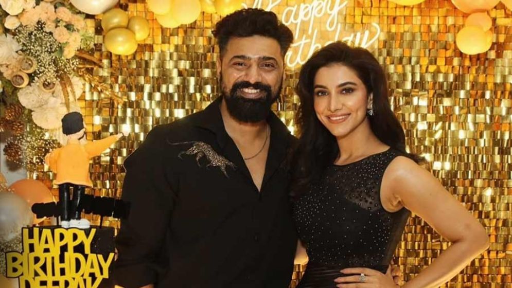 রুক্মিণীর সঙ্গে এক যুগের প্রেম, তবু কেন বিয়ে করছেন না দেব?