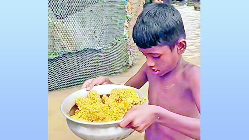তিন দিন পর খিচুড়ি পেয়েই খুশি সাত বছরের শিশু