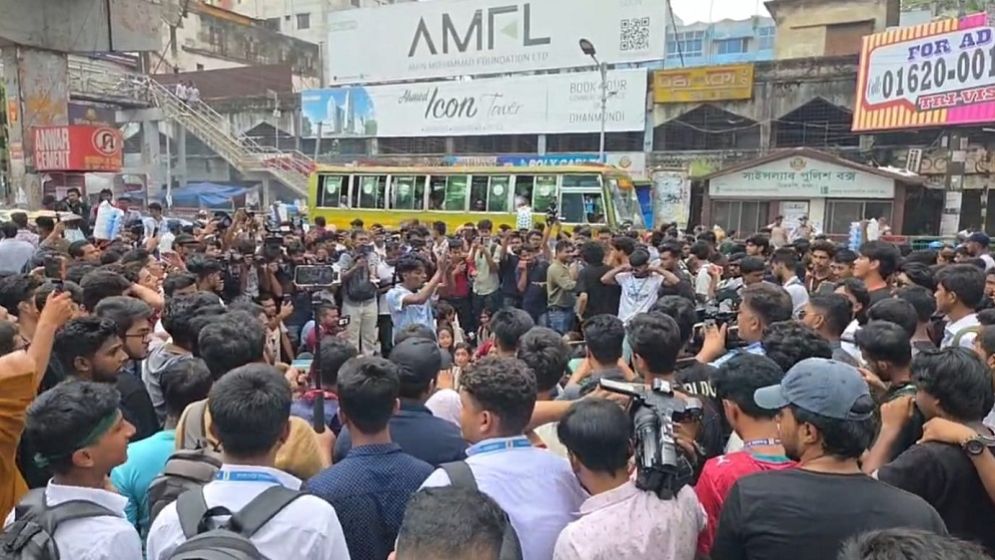শিক্ষামন্ত্রীর পদত্যাগের দাবিতে সায়েন্স ল্যাব মোড় অবরোধ