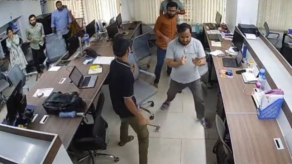 চট্টগ্রামে হুমকির পর প্রকাশ্যে হামলা-ভাঙচুর ও লুট, ভিডিও ভাইরাল