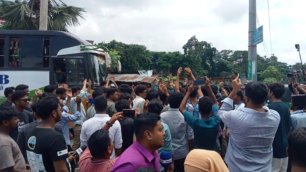 শিক্ষামন্ত্রীর পদত্যাগ দাবিতে ঢাকা-বরিশাল মহাসড়ক অবরোধ