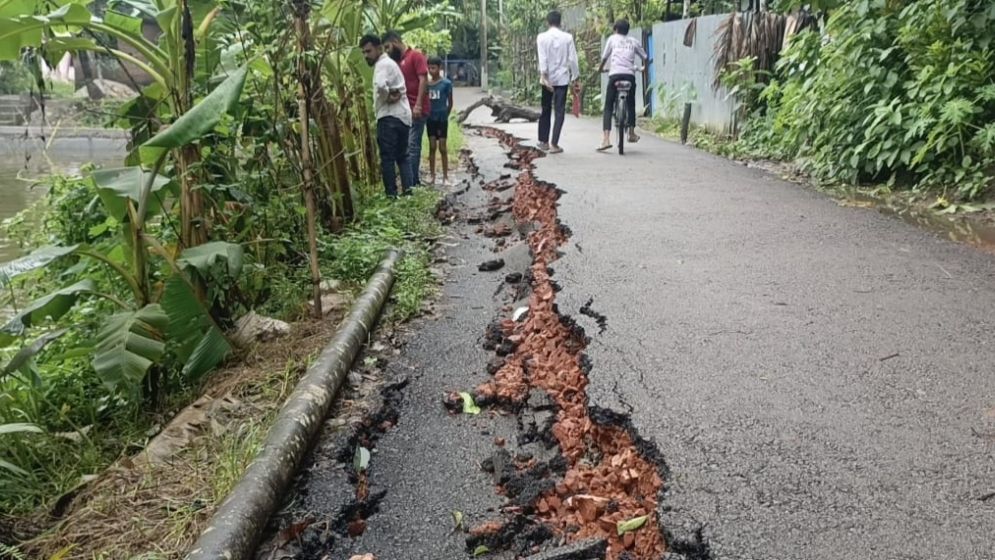 চাঁদপুরে বৃষ্টিতে ধসে পড়ল পাকা সড়ক
