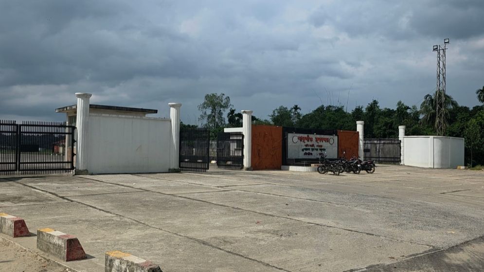 মেঘালয়ের পাহাড়ি ঢলে রাস্তাঘাট বিধ্বস্ত, নাকুগাঁও স্থলবন্দরে আমদানি-রপ্তানি বন্ধ