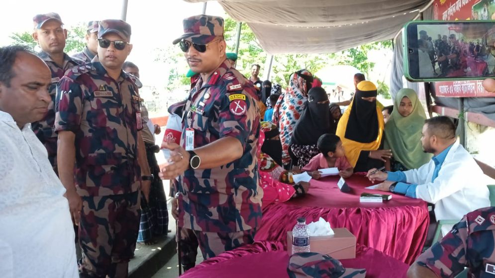 হাকালুকি হাওড়পাড়ে ৫ শতাধিক পানিবন্দি রোগীকে ওষুধ সহায়তা বিজিবির