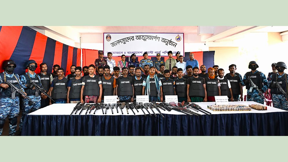 আত্মসমর্পণ করল ছোট জাহাঙ্গীর বাহিনীর প্রধানসহ ২৭ দস্যু