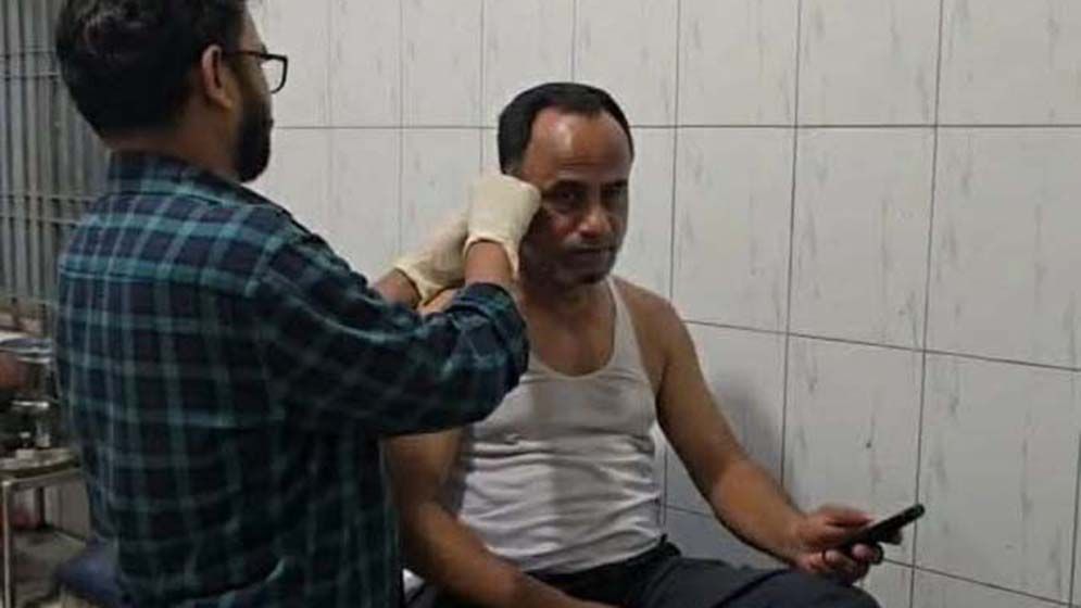 বালু ব্যবসায়ীর কানে বিএনপি নেতার কামড়