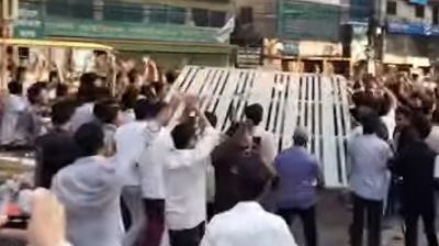 চট্টগ্রাম শিক্ষা বোর্ডের প্রধান ফটক খুলে ফেলেছেন শিক্ষার্থীরা