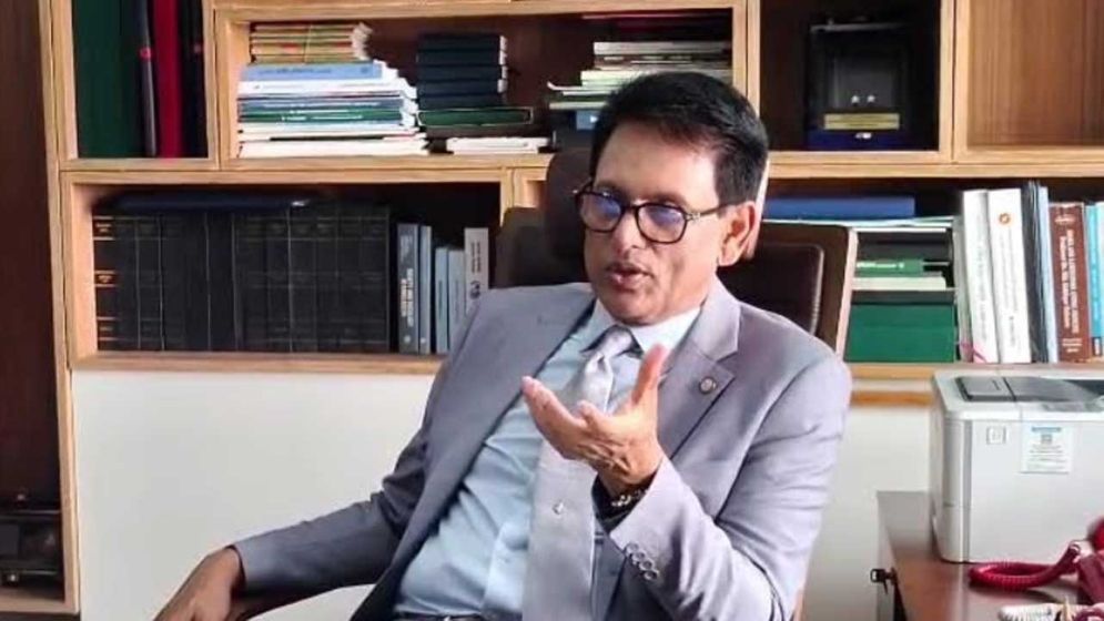 ‘এরা ফার্মের মুরগি, বৃষ্টিতে ভিজলেই জ্বর আসবে’