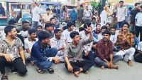শিক্ষামন্ত্রীর পদত্যাগ দাবিতে জামালপুরে পরীক্ষার্থীদের সড়ক অবরোধ