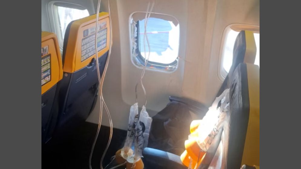 বিমানের জানালা ভেঙে বাইরে ঝুলেপড়া স্বামীকে বাঁচালেন স্ত্রী