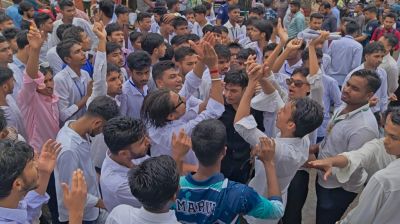 শিক্ষামন্ত্রীর পদত্যাগ দাবিতে পিরোজপুরে শিক্ষার্থীদের সড়ক অবরোধ