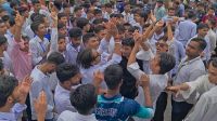 শিক্ষামন্ত্রীর পদত্যাগ দাবিতে পিরোজপুরে শিক্ষার্থীদের সড়ক অবরোধ