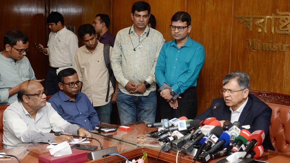 শেখ হাসিনাকে আইনি প্রক্রিয়ায় দেশে ফিরিয়ে আনতে চায় সরকার: স্বরাষ্ট্রমন্ত্রী