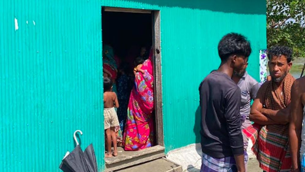 জলাবদ্ধতায় হাসপাতালে নেওয়া যায়নি, ঘরেই সন্তানসহ প্রাণ হারালেন প্রসূতি