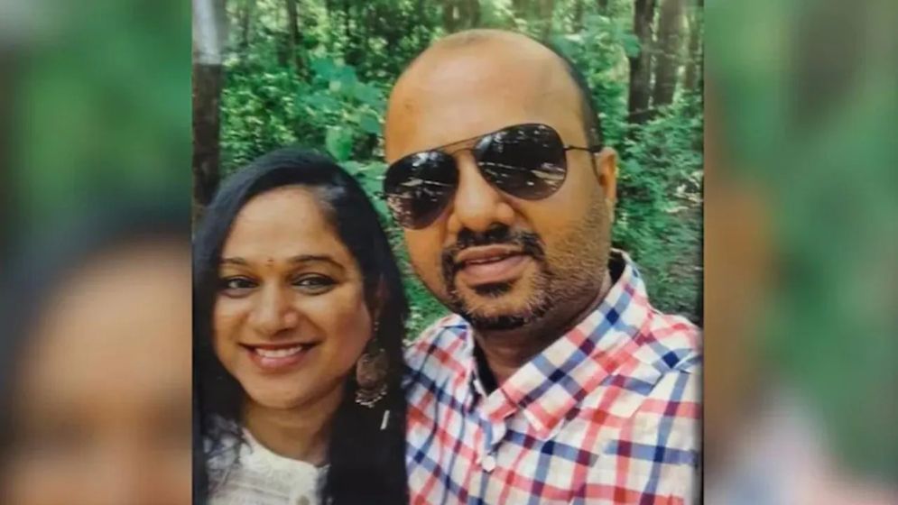 রক্তের মধ্যে পড়ে ছিল চিকিৎসকের লাশ, পাশের ঘরে মোবাইল ফোনে ব্যস্ত স্ত্রী