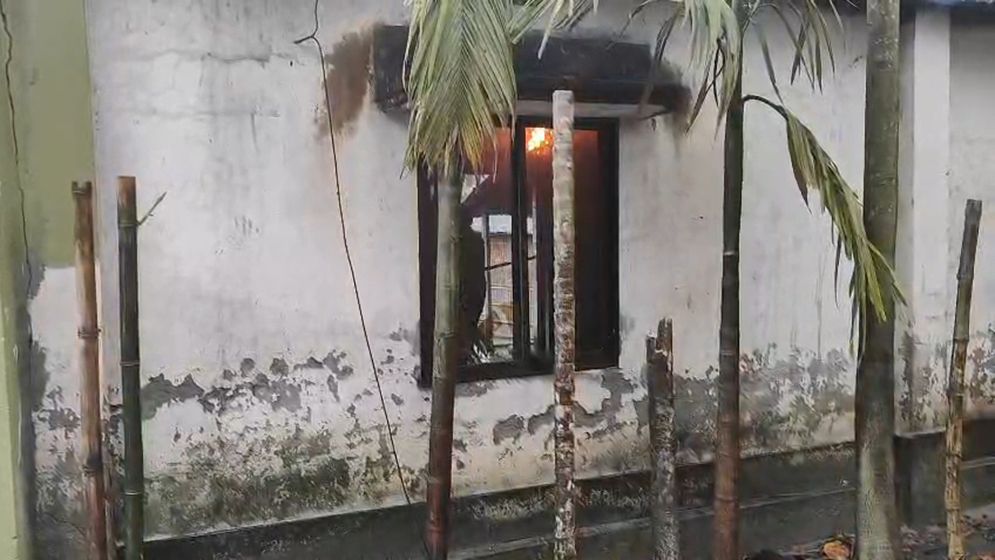 নিজ ঘরে আগুন, অস্ত্র হাতে যুবকের তাণ্ডবে আতঙ্ক