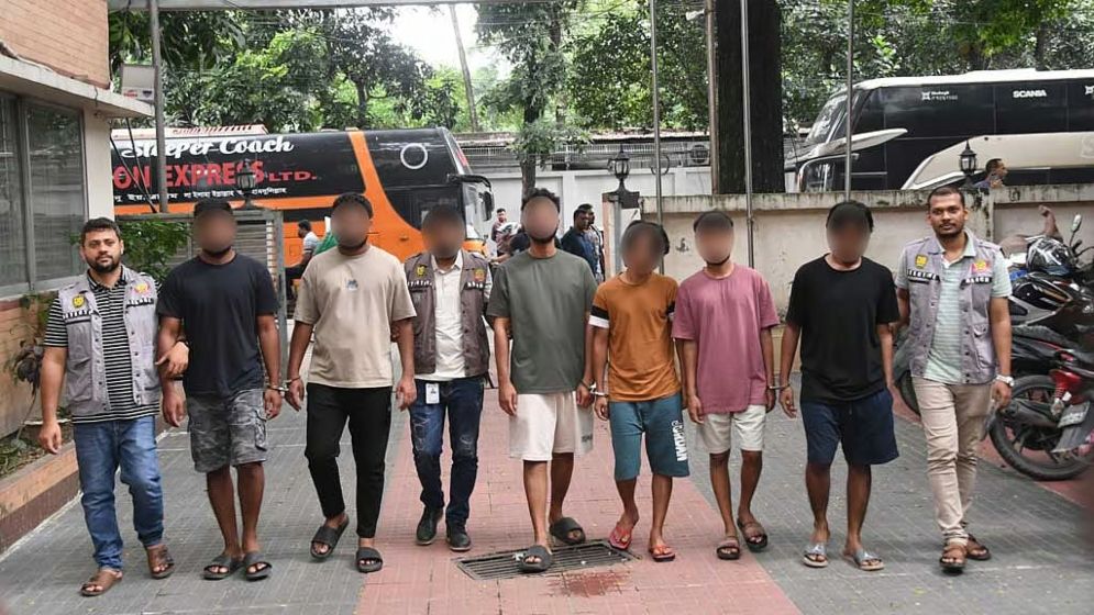 অনলাইন জুয়ার টাকায় তাদের ‘বিলাসী জীবন’