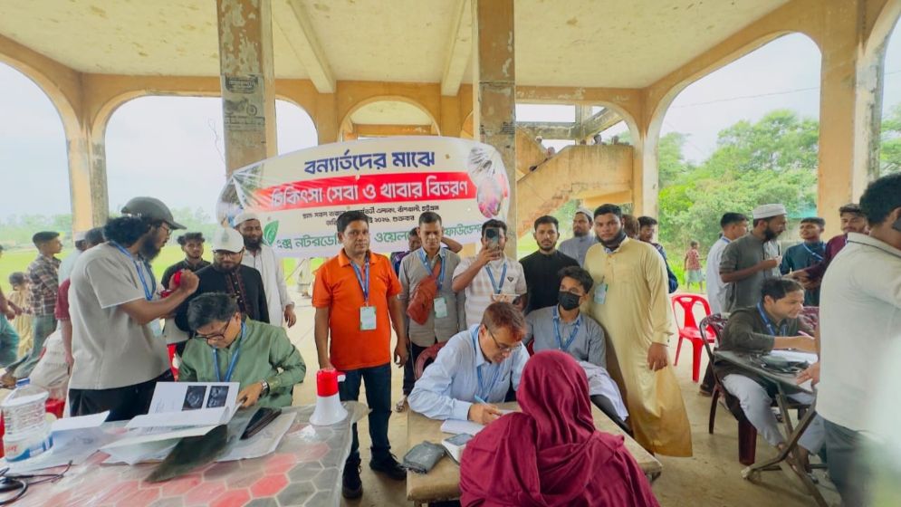 বাঁশখালীতে বন্যার্তদের চিকিৎসা সেবা ও খাবার বিতরণ