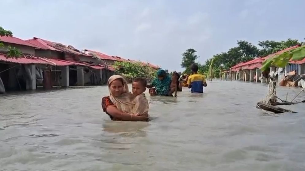 মনপুরায় জোয়ারের পানিতে ভাসছেন আবাসন প্রকল্পের বাসিন্দারা