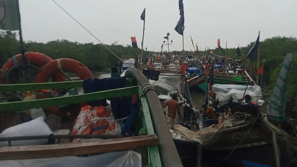 সুন্দরবনসহ উপকূলে নিরাপদ আশ্রয়ে হাজারও ফিশিং ট্রলার