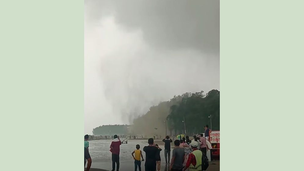 কক্সবাজার সৈকতে আকস্মিক টর্নেডোর আঘাত