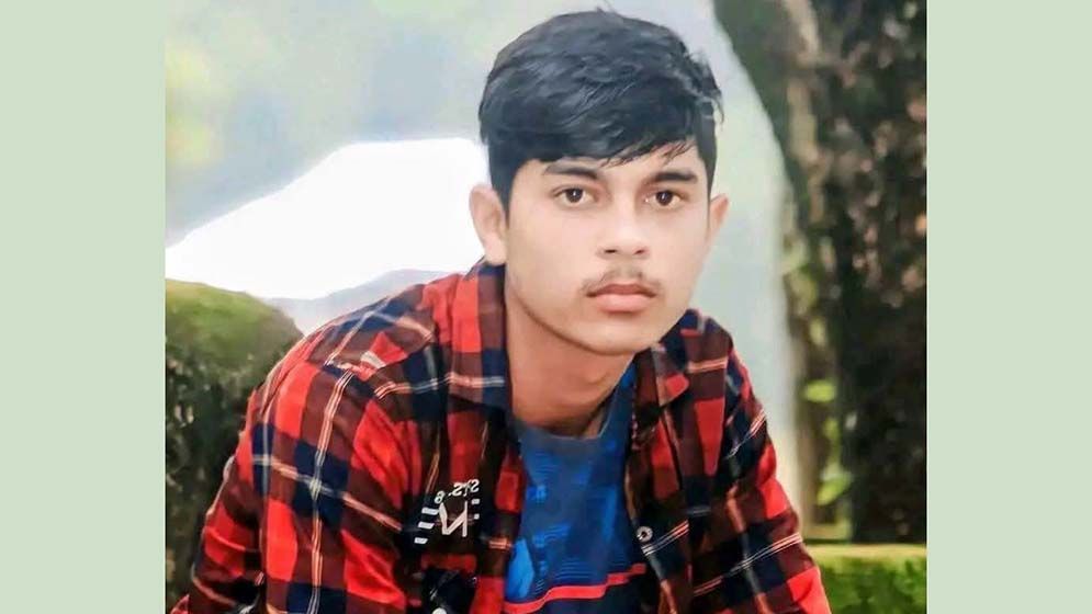 ট্রেনে কাটা পড়ে পোশাককর্মী নিহত