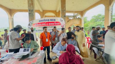 বাঁশখালীতে বন্যার্তদের চিকিৎসা সেবা ও খাবার বিতরণ