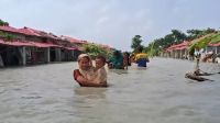 মনপুরায় জোয়ারের পানিতে ভাসছেন আবাসন প্রকল্পের বাসিন্দারা