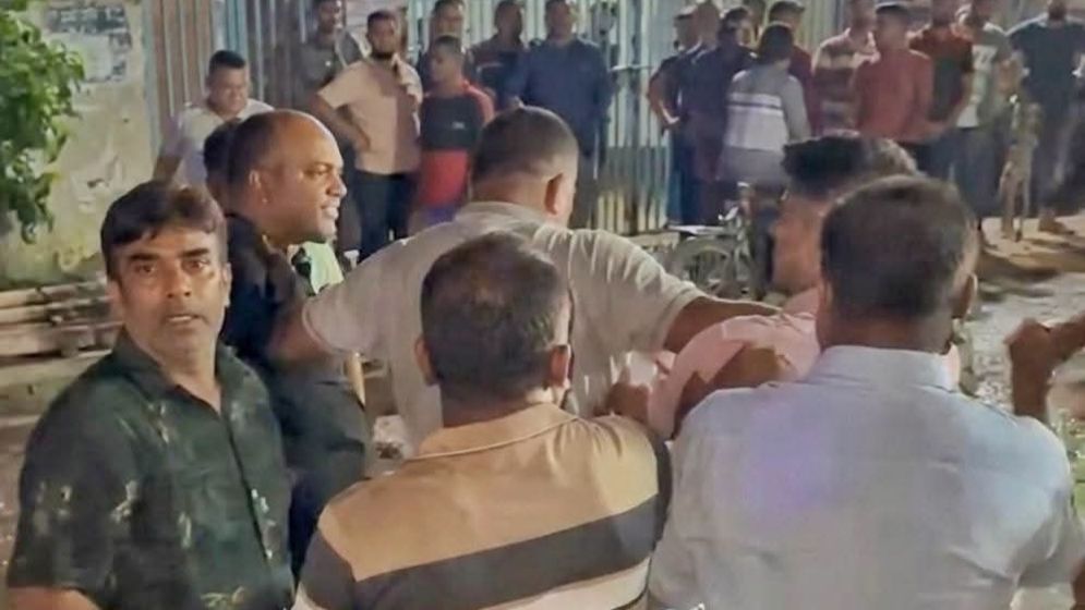 ওসির সামনে দুই সাংবাদিকের ওপর কৃষক দল নেতার হামলা