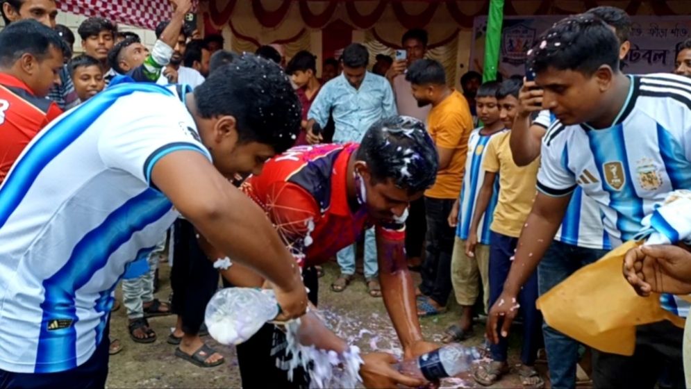 দুধ দিয়ে হাত-মুখ ধুয়ে ব্রাজিল থেকে আর্জেন্টিনার সমর্থক হলেন তরুণ