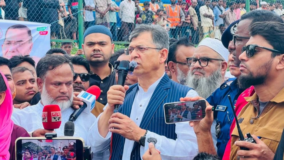 দেরি করে যাওয়ায় নিজ এলাকার বন্যার্তদের কাছে ক্ষমা চাইলেন স্বরাষ্ট্রমন্ত্রী