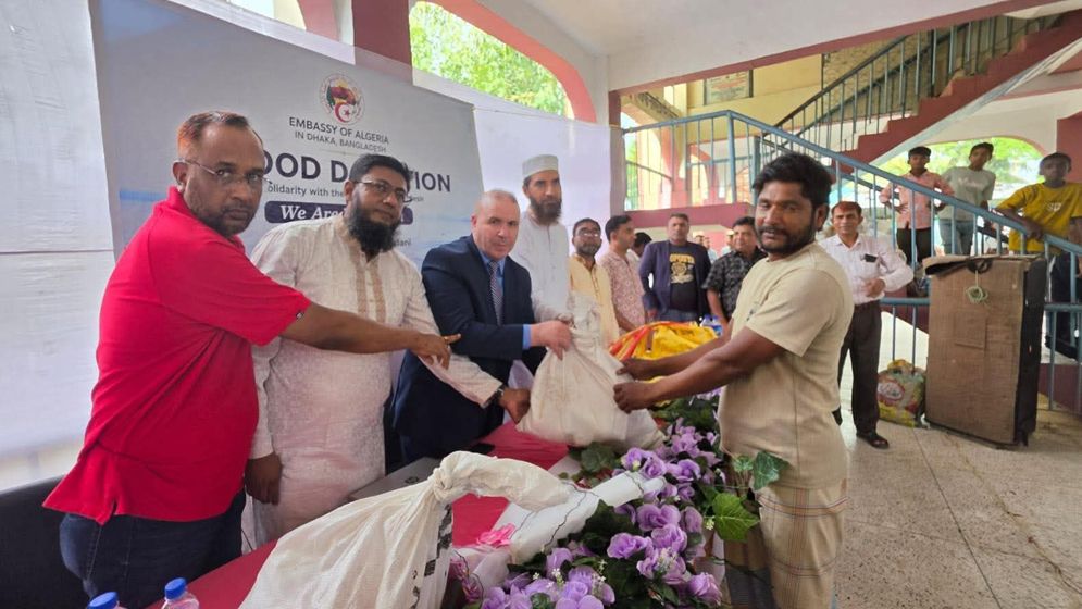 চট্টগ্রামে বন্যার্ত পরিবারের মধ্যে আলজেরিয়ার রাষ্ট্রদূতের ত্রাণ বিতরণ
