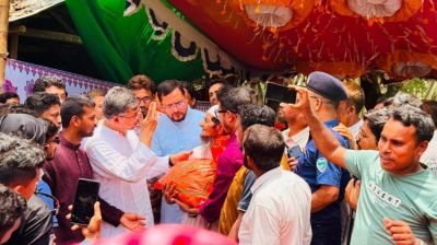 পেকুয়ায় বন্যার্তদের মাঝে স্বরাষ্ট্রমন্ত্রীর ত্রাণ বিতরণ