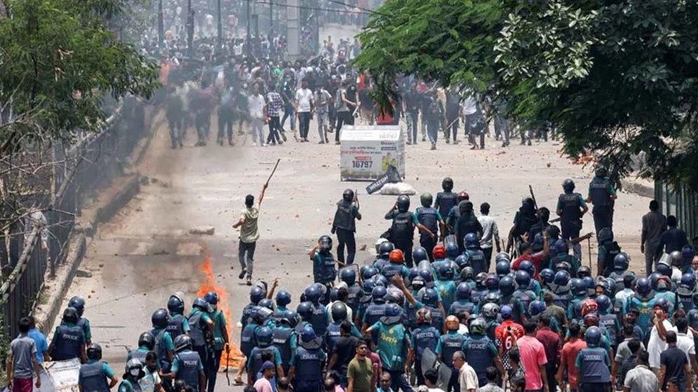 পরিস্থিতি নিয়ন্ত্রণে কারফিউ জারি করে সরকার