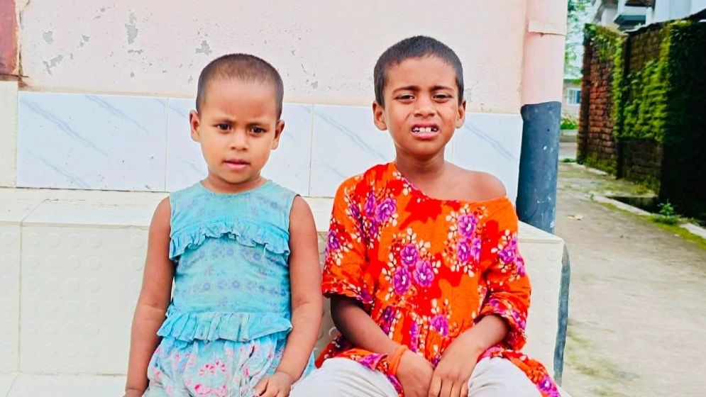 ‘থাকো, টাকা নিয়ে আসি’ বলে উধাও মা, অপেক্ষায় দুই শিশুকন্যা