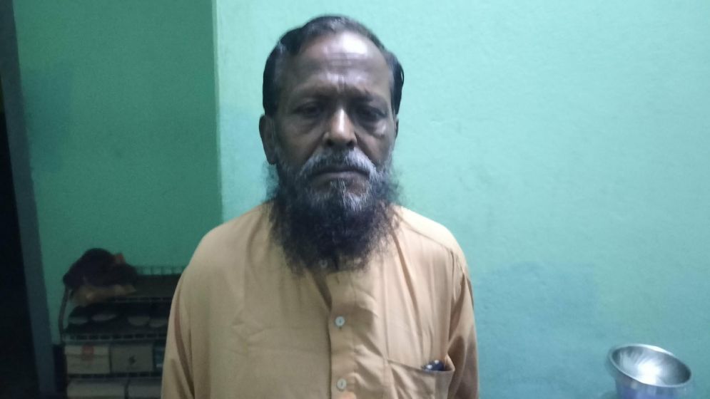 জীবিত থেকেও সরকারি খাতায় ‘মৃত’, দপ্তরে দপ্তরে ঘুরছেন ইমান আলী