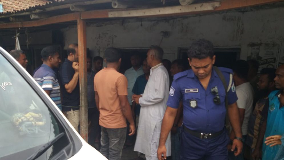 বাঘায় বিএনপি কার্যালয়ে দুর্বৃত্তদের আগুন, পরিদর্শনে এমপি চাঁদ