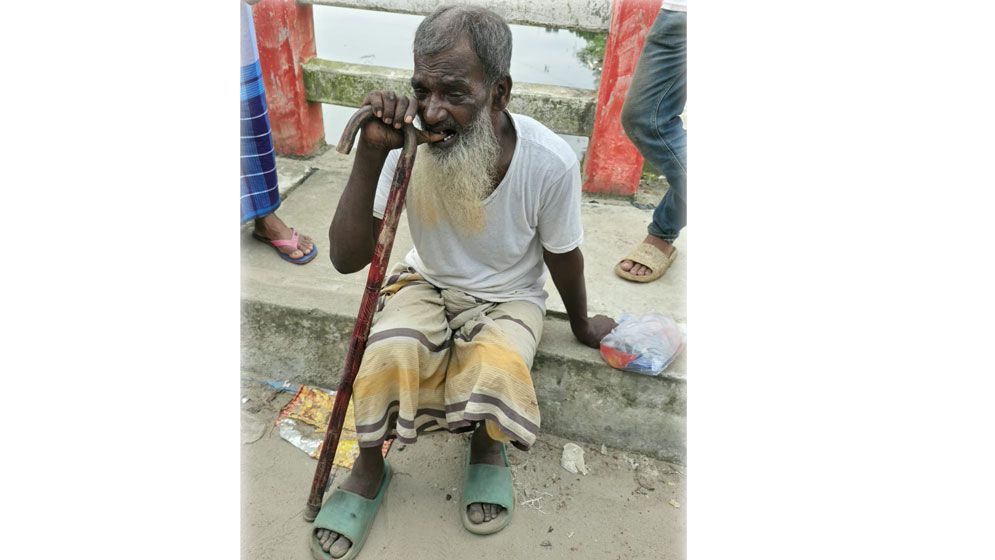 লাঠিতে ভর দিয়ে জীবিকার লড়াই, প্রতারণায় শেষ সম্বলও খোয়ালেন হযরত আলী
