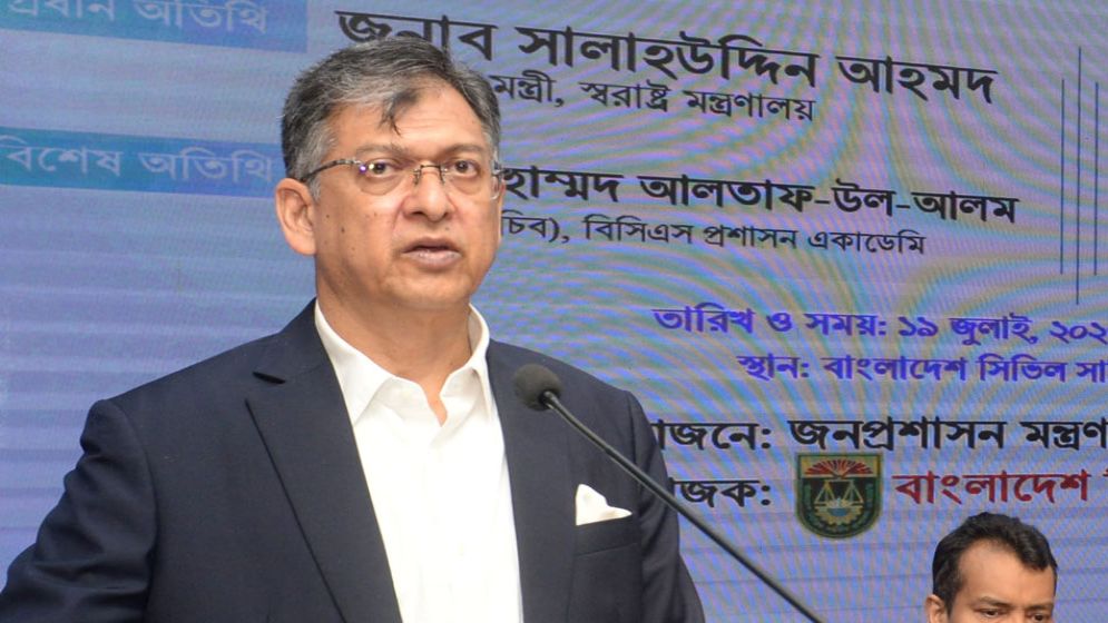 সরকারি কর্মকর্তা-কর্মচারীদের সততার সঙ্গে দায়িত্ব পালন করতে হবে: স্বরাষ্ট্রমন্ত্রী