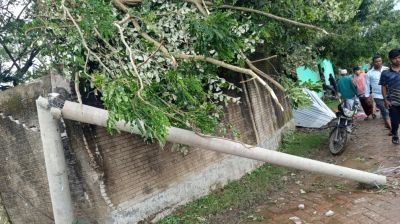 একমুহূর্তের টর্নেডোতে লন্ডভন্ড পুরো গ্রাম