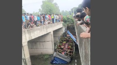 মানিকগঞ্জে যাত্রীবাহী বাস খালে পড়ে নিহত ১, আহত ৪০