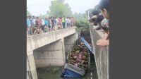 মানিকগঞ্জে যাত্রীবাহী বাস খালে পড়ে নিহত ১, আহত ৪০